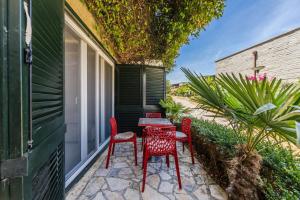 Aquamarine Poolside Apartment 1BR & Free Parking by PikHost