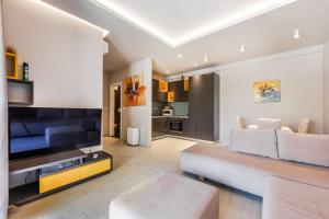 Aquamarine Poolside Apartment 1BR & Free Parking by PikHost