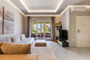 Aquamarine Poolside Apartment 1BR & Free Parking by PikHost