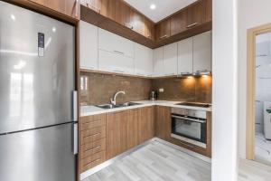 Beachside Modern Apartment by PikHost
