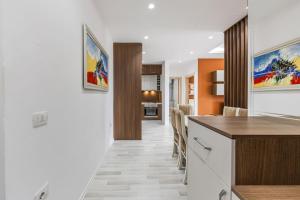 Beachside Modern Apartment by PikHost