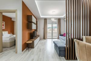 Beachside Modern Apartment by PikHost