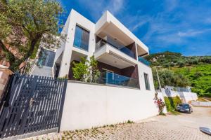 Exclusive Seafront Apartments by PikHost