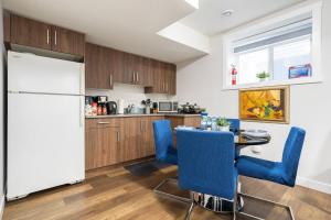 Plush Suite Pet Friendly 326 Mbps Wi-Fi