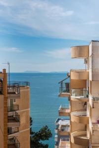 Bright Sunny Apartment by PikHost