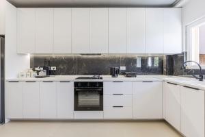 Charming Townhouse Shkodër Central Stay by PikHost