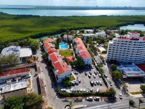 3 Bedroom Condo in the Hotel Zone - fits 6