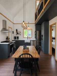 Le Lac Apaisant - Rustic Haven by the Water