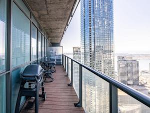 Pristine Modern 2BR Condo Private BBQ and Balcony