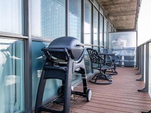 Pristine Modern 2BR Condo Private BBQ and Balcony
