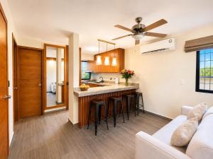 Ocean Breeze Condo 1 block F beach