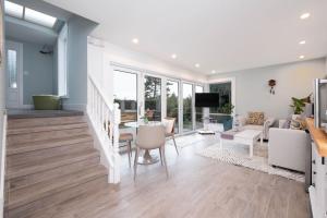 2BR 2Bath Suite - Ocean View Deck - Walk to Beach