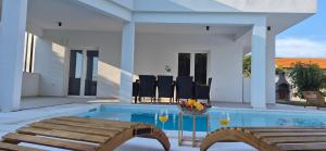 Villa with pool Mirta