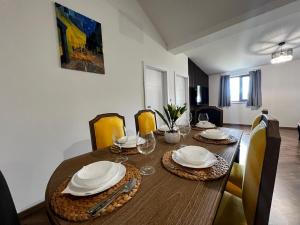 Luxusní apartmán 3kk, výhled na náměstí, 10 min k pláži