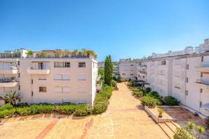 Lou Cigaloun l Balcony pool l Shellter-Rentals