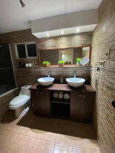 Habitación amplia con cama doble y cama individual, amplio baño exclusivo y estacionamiento