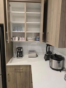 Modern Cozy Home - Spacious & Near Airport