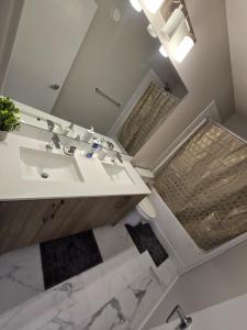 Modern Cozy Home - Spacious & Near Airport