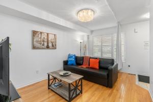 Semi-Private Townhouse - 3 Bedrooms, 4 beds, Free Parking, Wifi, Netflix, - Hosted by Matthew