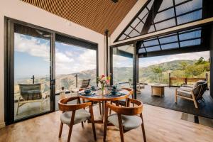 Lakay Monteverde with Heated Pool, Golf Cart, Breakfast