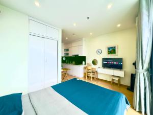 Premium Studio Apartment Overlooking the Beautiful Green Bay Lake