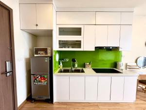 Premium Studio Apartment Overlooking the Beautiful Green Bay Lake
