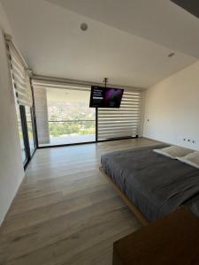 Casa estilo cabaña con alberca infinita climatizada