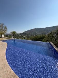 Casa estilo cabaña con alberca infinita climatizada