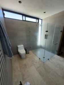 Casa estilo cabaña con alberca infinita climatizada