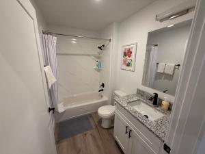 Modern 2BR Apt w Balcony Long-Term Friendly