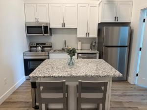 Modern 2BR Apt w Balcony Long-Term Friendly