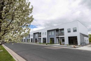 Modern 2BR Apt w Balcony Long-Term Friendly