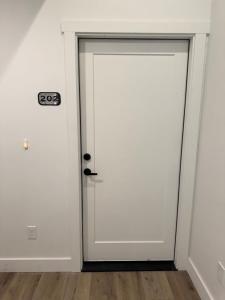 Modern 2BR Apt w Balcony Long-Term Friendly