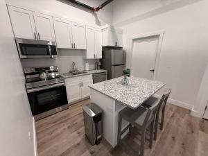 Modern 2BR Apt w Balcony Long-Term Friendly