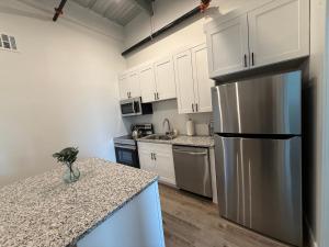 Modern 2BR Apt w Balcony Long-Term Friendly