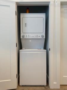 Modern 2BR Apt w Balcony Long-Term Friendly