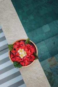 Tropical Luxury 2BR Villa Escape - 2 Minutes to Beach