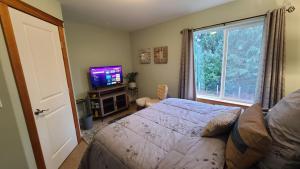 Mt Rainier Way Bedroom with Private Full Bath