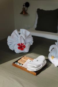 Tropical Luxury 2BR Villa Escape - 2 Minutes to Beach