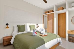 Tropical Luxury 2BR Villa Escape - 2 Minutes to Beach