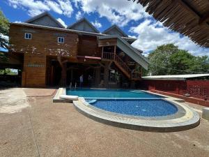 Cloudy Hill Hostel & Villa