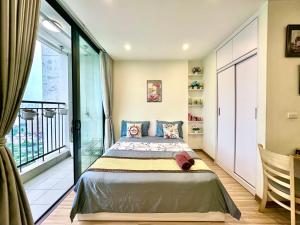 Romantic Lake View Studio Perfect for Couples Visiting Hanoi