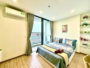 Romantic Lake View Studio Perfect for Couples Visiting Hanoi