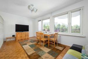 Spacious Apartment for Friends with Balcony & Workspace by Noclegi Renters