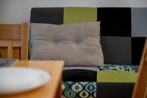 Spacious Apartment for Friends with Balcony & Workspace by Noclegi Renters
