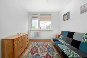 Spacious Apartment for Friends with Balcony & Workspace by Noclegi Renters