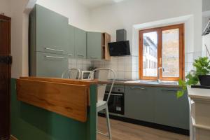 Light-Filled Duomo 2BR2BA Top-Floor Flat
