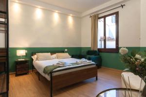 Light-Filled Duomo 2BR2BA Top-Floor Flat