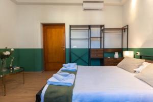 Light-Filled Duomo 2BR2BA Top-Floor Flat