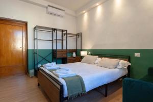 Light-Filled Duomo 2BR2BA Top-Floor Flat